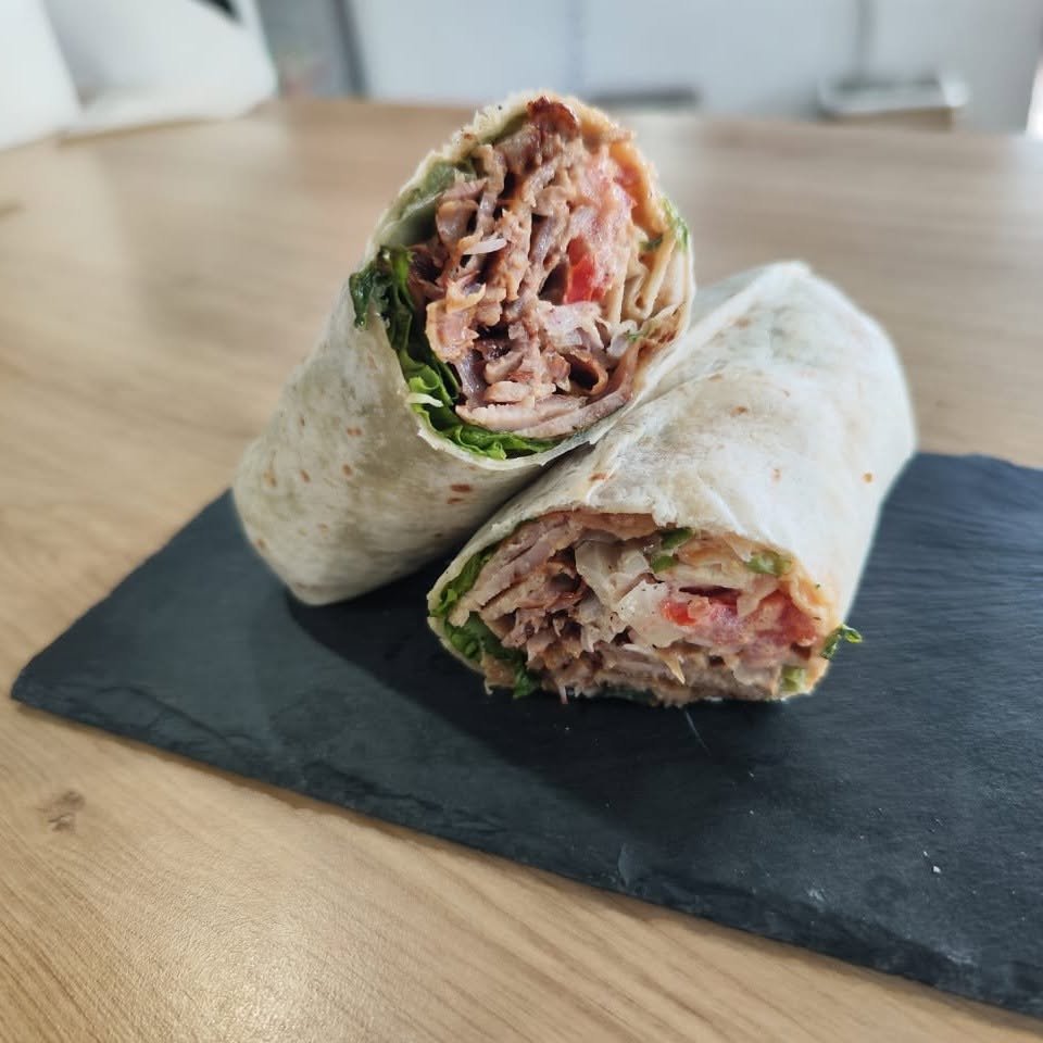 Découvrez notre délicieux Kebab. Savourez notre viande de Kebab marinée comme en Turquie ; dans sa galette de blé chaude et toastée remplie de quelques frittes, d'un mix de Poulet et d'Agneau épicés ainsi qu'une savoureuse sauce blanche maison.